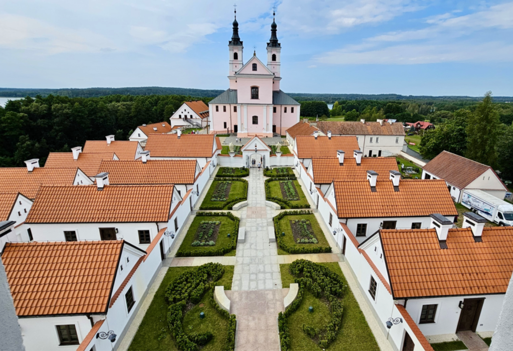 Production of 10 oak windows and 25 doors in accordance with heritage protection requirements – Wigry, Poland