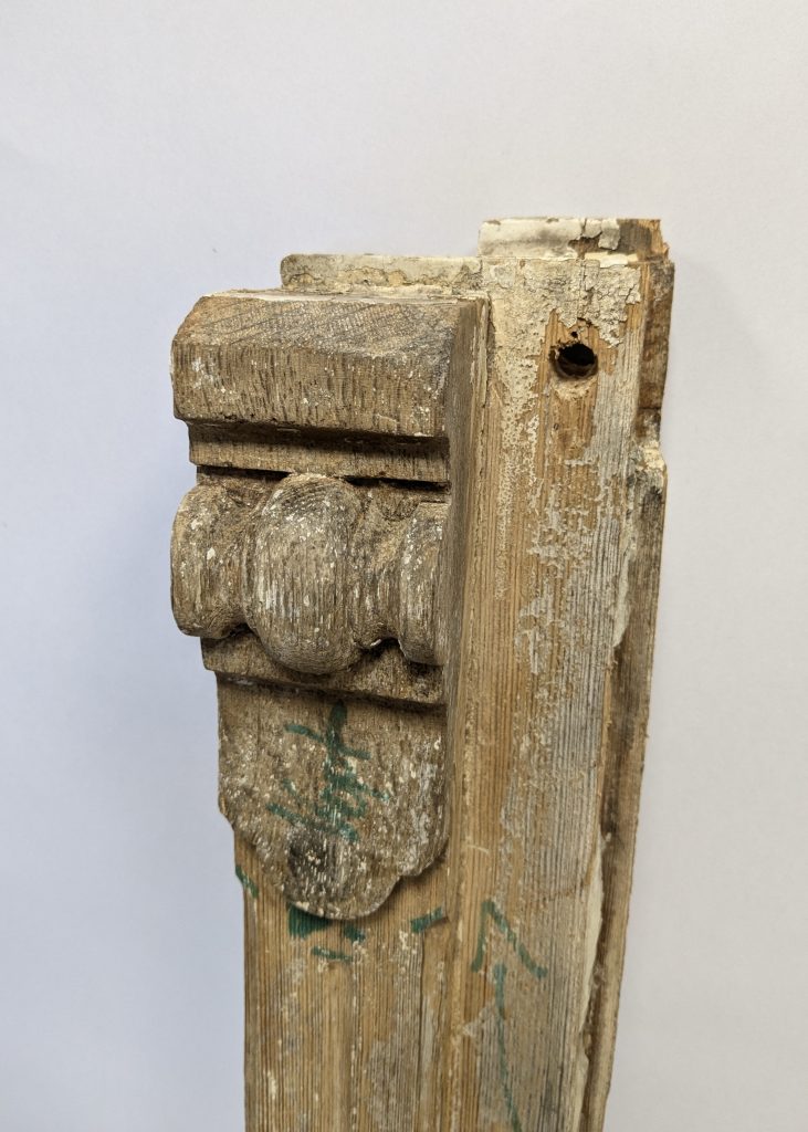 Origineel onderdeel: verweerde houten console met gedraaide bol op de oude stijl