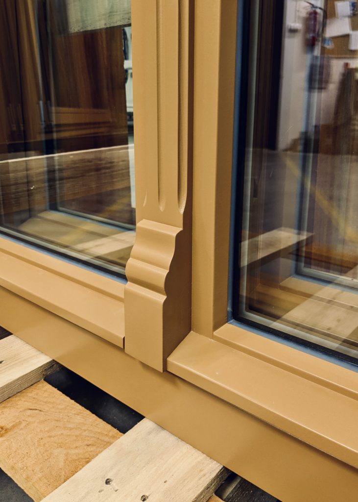 Nagemaakt detail: geprofileerde voet van de gecanneleerde stijl boven de waterslag